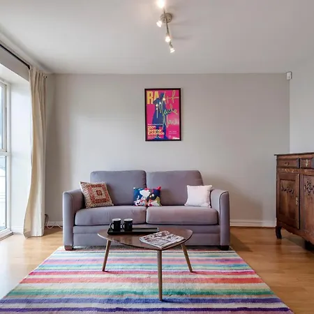 Panoramic Docklands Home With Waterfront Views